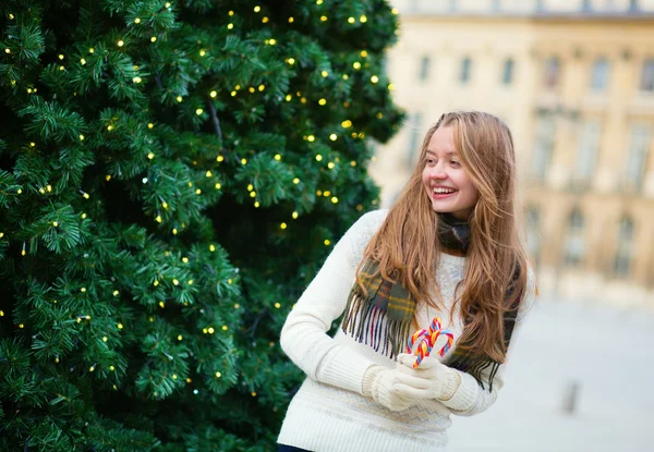 Fröhliches Mädchen auf einer Pariser Straße — Stockfoto