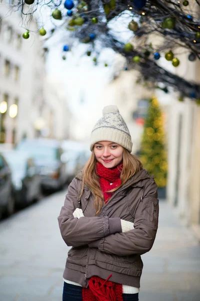 Meisje op een Parijse straat ingericht voor Kerstmis — Stockfoto