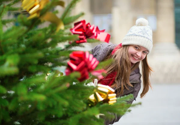 Süslü Noel ağacı ile kız — Stok fotoğraf