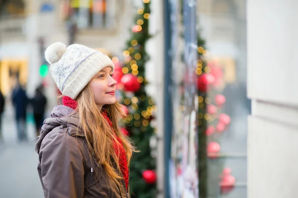 Ragazza su una strada parigina guardando vetrine — Foto Stock