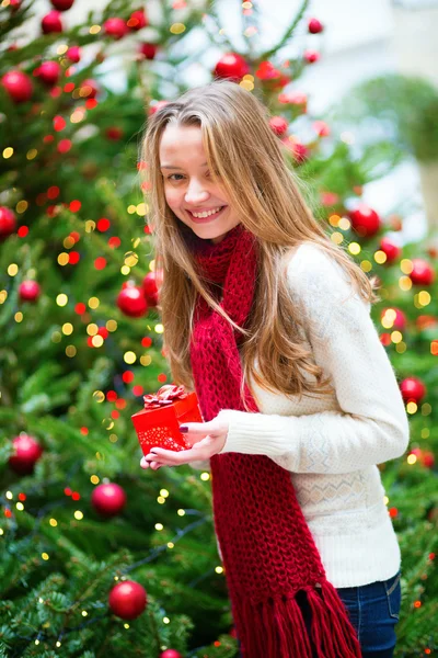 Fröhliches Mädchen mit Weihnachtsgeschenk — Stockfoto