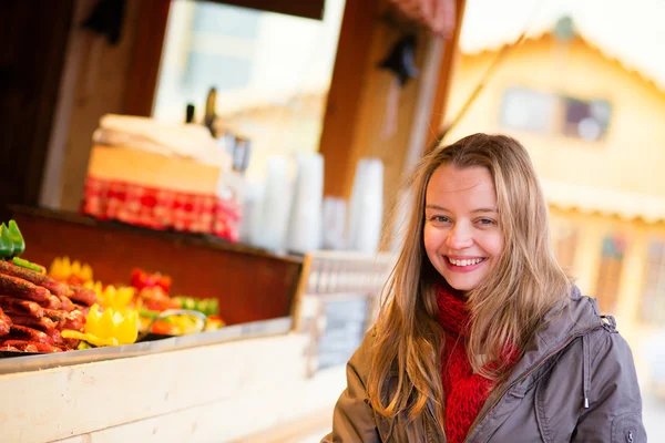 Chica feliz en un mercado de Navidad parisino —  Fotos de Stock