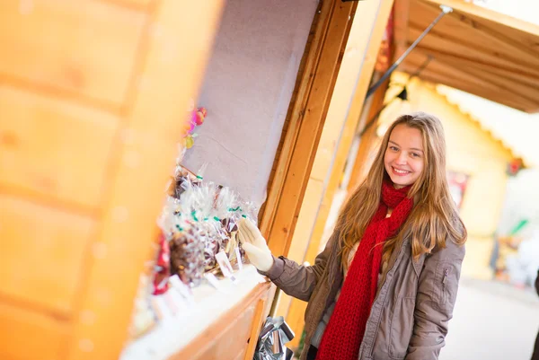 Счастливая девушка на парижском рождественском рынке — стоковое фото
