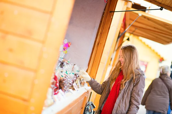 Menina feliz em um mercado de Natal parisiense — Fotografia de Stock