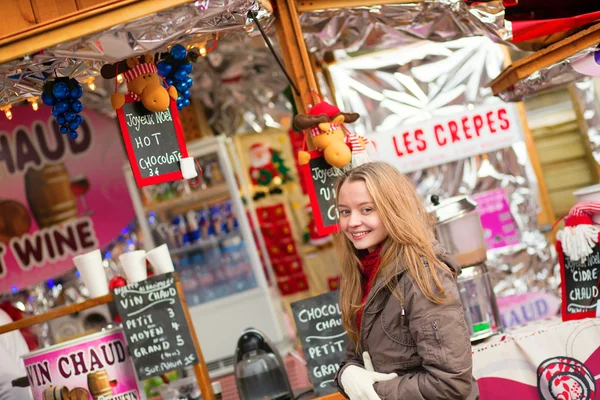 Menina feliz em um mercado de Natal parisiense — Fotografia de Stock