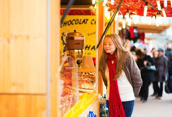 Chica feliz en un mercado de Navidad parisino —  Fotos de Stock