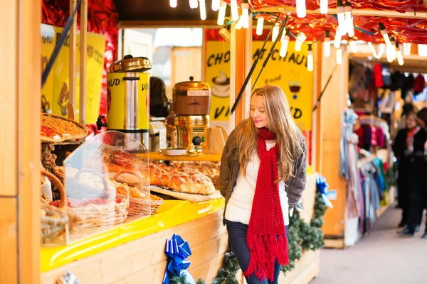 Menina feliz em um mercado de Natal parisiense — Fotografia de Stock