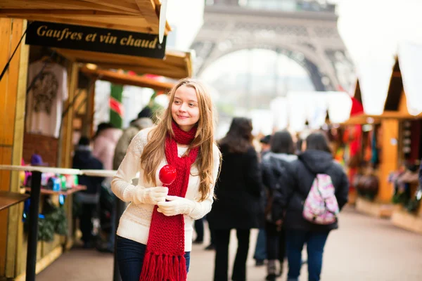 快乐女生 》 巴黎的圣诞市场 — 图库照片