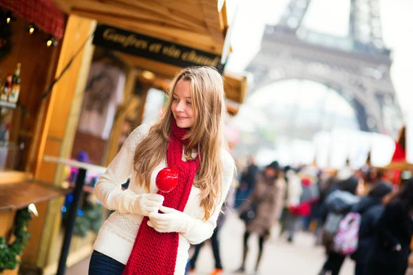 パリのクリスマス マーケットに幸せな女の子 — ストック写真