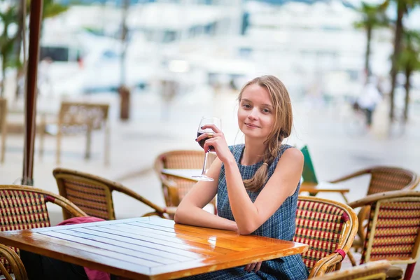 Franse vrouw drinken van rode wijn — Stockfoto