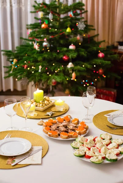 Mesa de comedor de Navidad decorada — Foto de Stock