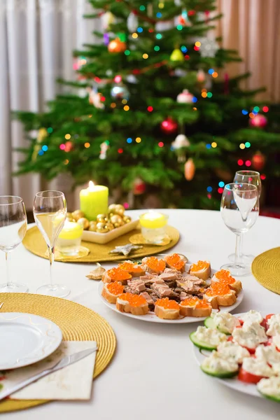 Прикрашений різдвяний обідній стіл — стокове фото