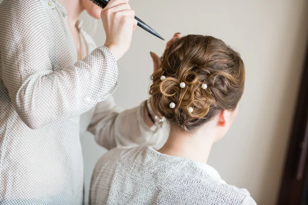 Mariée se faire coiffer avant le mariage — Photo