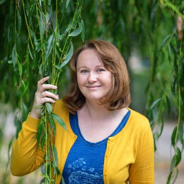 gülümseyen kadın bahçede