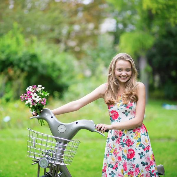 Hermosa joven con bicicleta —  Fotos de Stock