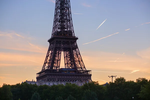 Zbliżenie Eiffel wieża o wschodzie słońca — Zdjęcie stockowe