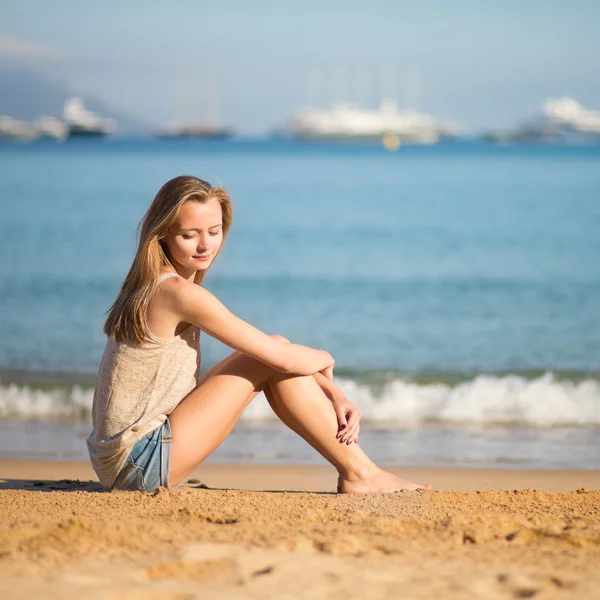 Jeune femme relaxante sur la plage — Photo