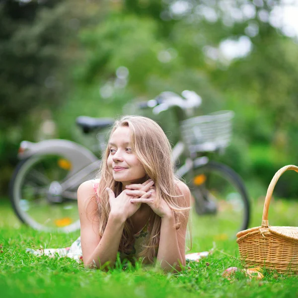 Young girl spending her time in the countryside — Stock Photo, Image