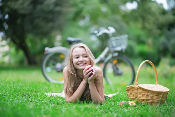 Mladá dívka tráví svůj čas v přírodě — Stock fotografie