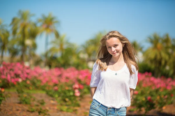 Gelukkig jong meisje genieten van haar vakantie in cannes — Stockfoto