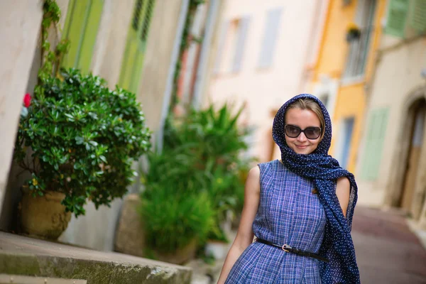 Elegancki francuski kobieta w cannes — Zdjęcie stockowe