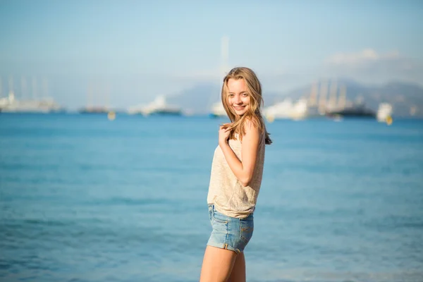 Mladá dívka na pláži v cannes — Stock fotografie