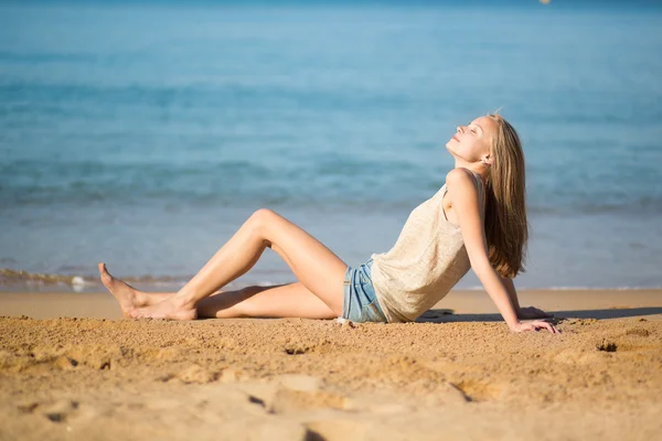 A gyönyörű nő pihentető a strandon — Stock Fotó
