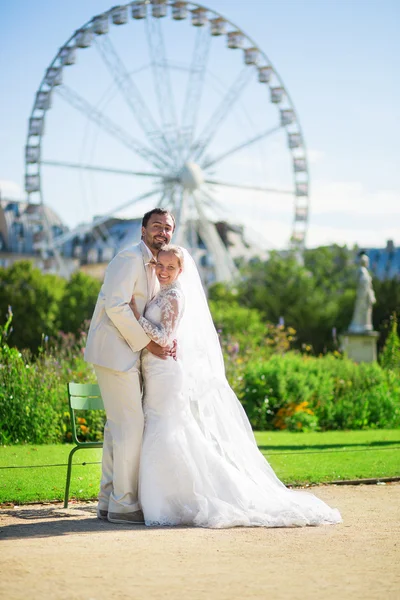 Manželský pár v zahradě tuileries v Paříži — Stock fotografie