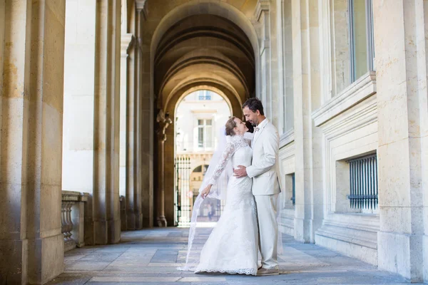 Šťastný jen manželský pár v Paříži — Stock fotografie