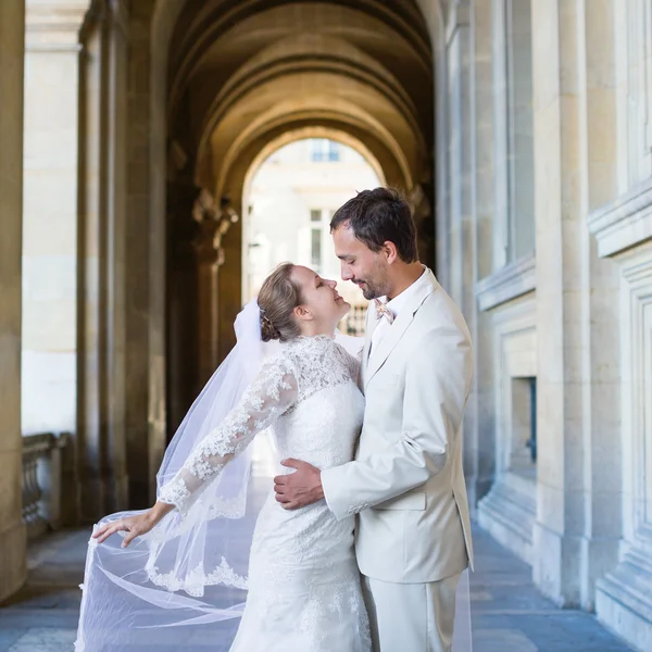 Felice coppia appena sposata a Parigi — Foto Stock