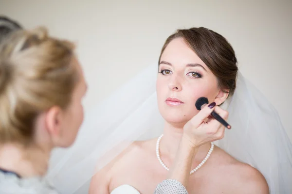 Stylist making up beautiful bride before wedding — Stock Photo, Image