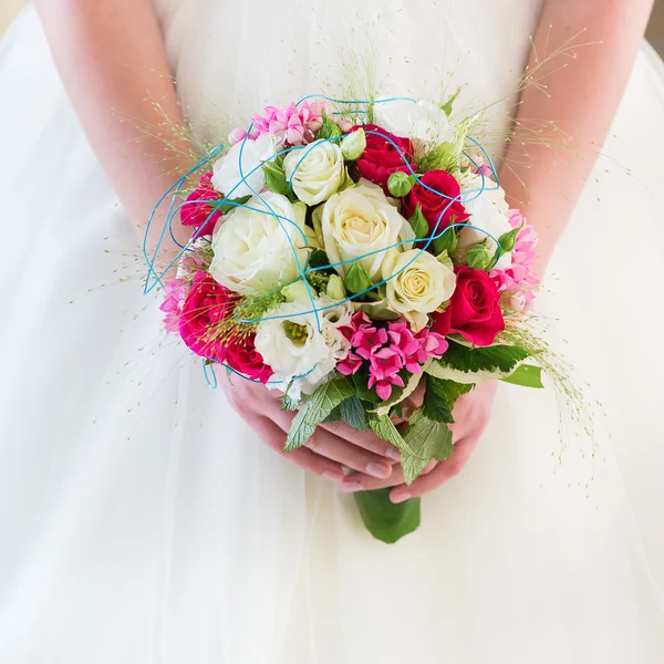 Jeune mariée tenant beau bouquet de mariage — Photo