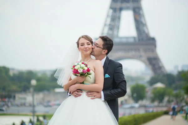Feliz casal recém-casado em Paris — Fotografia de Stock