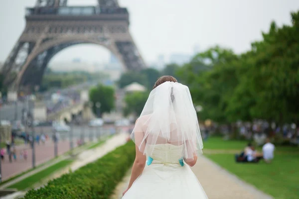 Glückliche junge schöne Braut in Paris — Stockfoto