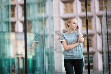 konuşan genç iş kadını