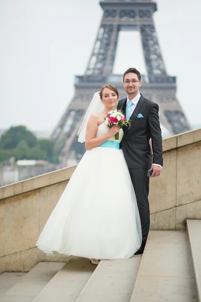 Felice coppia appena sposata a Parigi — Foto Stock