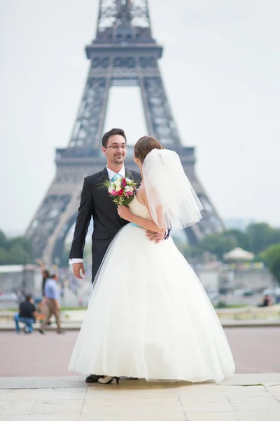 Šťastný jen manželský pár v Paříži — Stock fotografie