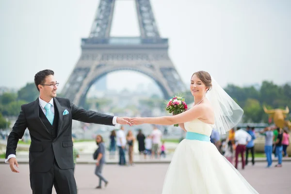 Glückliches frisch verheiratetes Paar in Paris — Stockfoto