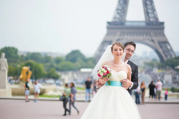 Felice coppia appena sposata a Parigi — Foto Stock