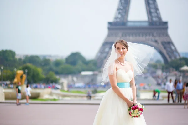 Šťastná mladá krásná nevěsta v Paříži — Stock fotografie