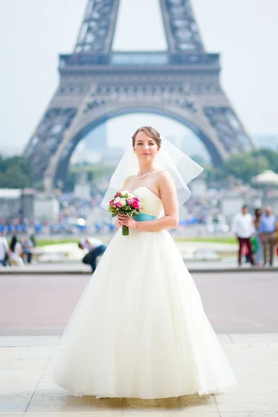 Felice giovane bella sposa a Parigi — Foto Stock