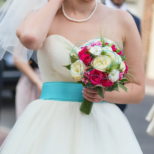 Молодая невеста держит красивый свадебный букет — стоковое фото