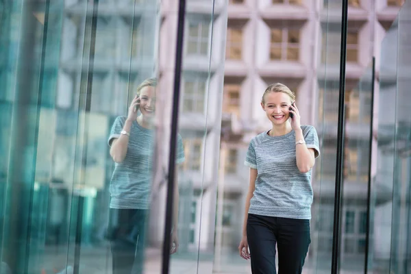 Young business woman speaking on the phone — Stock Photo, Image