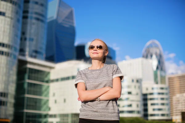 Confident woman in business district of Paris — Stock Photo, Image