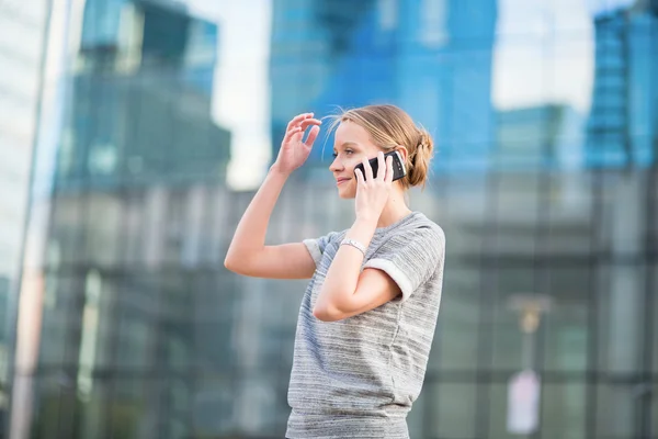 Ung affärskvinna som talar i telefon — Stockfoto