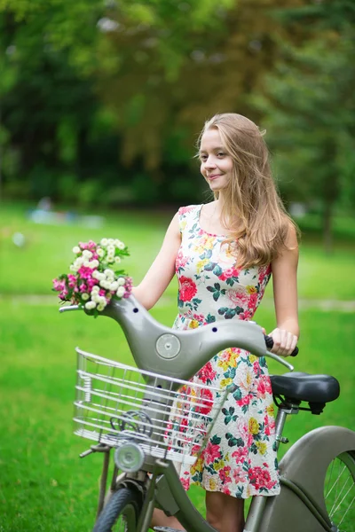 Bella ragazza con bicicletta in campagna — Foto Stock