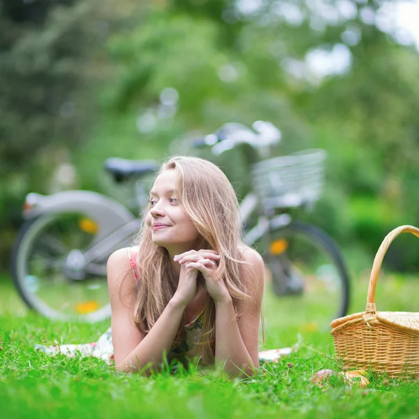 Young girl spending her time in the countryside — Stock Photo, Image