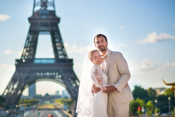 Schönes frisch verheiratetes Paar in Paris — Stockfoto