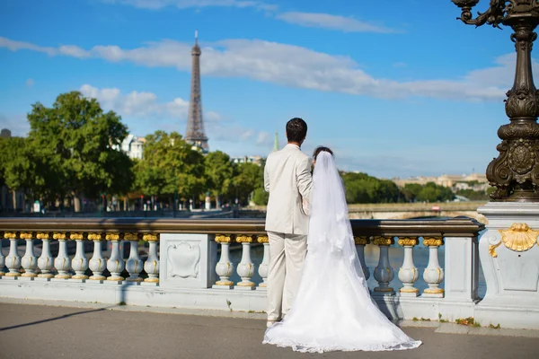 Beautiful just married couple in Paris — Stock Photo, Image