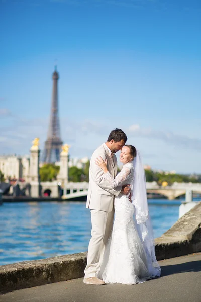 Magnifique couple tout juste marié à Paris — Photo